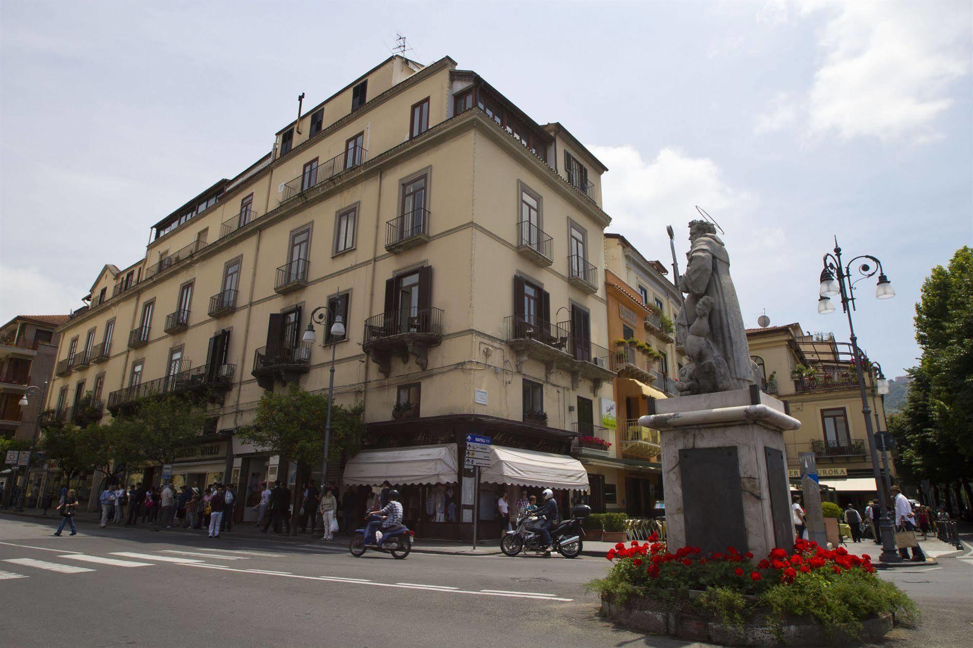 Piazza Tasso B&B Relais ซอร์เรนโต ภายนอก รูปภาพ